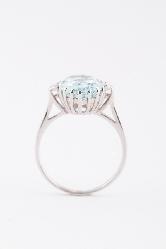Wit gouden ring met natuurlijke aquamarijn en briljanten