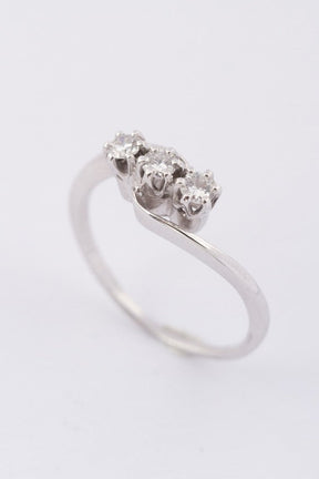 White gold ring with 3 brilliant-cut diamonds. Approx. 0.30 ct.