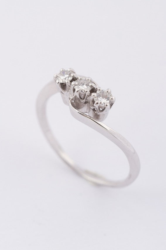 Wit gouden slag ring met 3 briljanten. Ca. 0.30 ct.