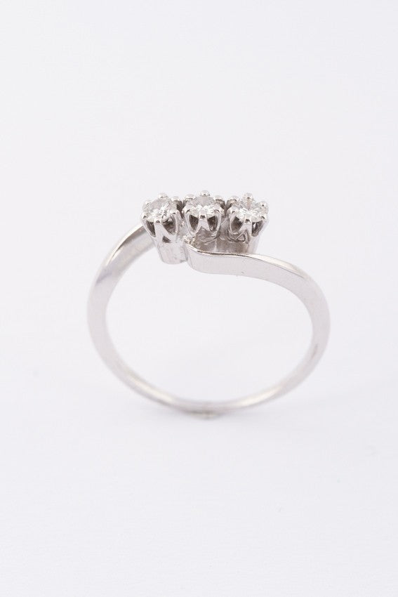 Wit gouden slag ring met 3 briljanten. Ca. 0.30 ct.