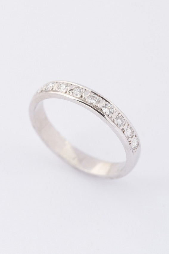 Wit gouden rij ring met 9 briljanten. Ca. 0.18 ct.