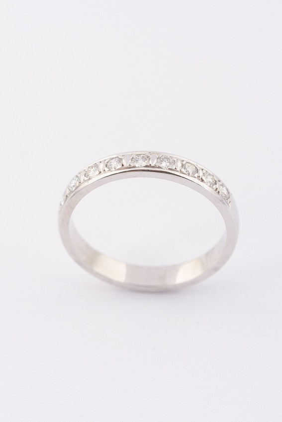 Wit gouden rij ring met 9 briljanten. Ca. 0.18 ct.