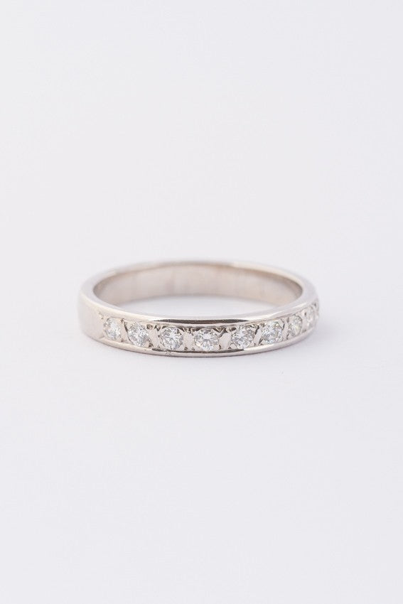 Wit gouden rij ring met 9 briljanten. Ca. 0.18 ct.