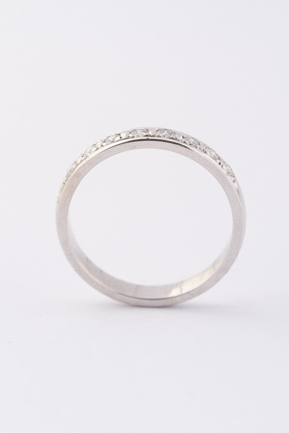 Wit gouden rij ring met 9 briljanten. Ca. 0.18 ct.