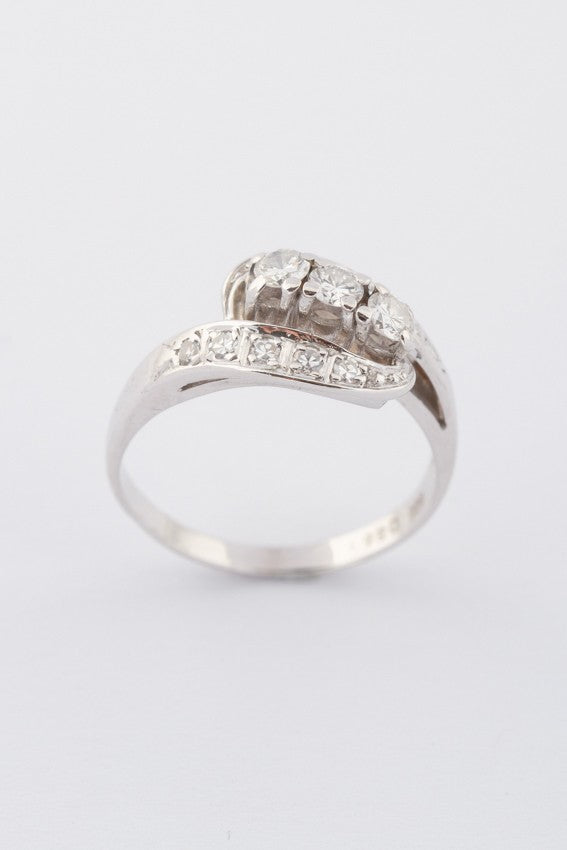 Wit gouden slagring met 3 briljanten en 10 diamanten