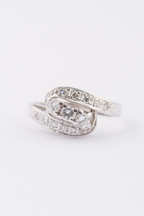 Wit gouden slagring met 3 briljanten en 10 diamanten