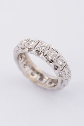 White gold alliance ring with 16 brilliant-cut diamonds. Total weight approx. 0.80 ct.