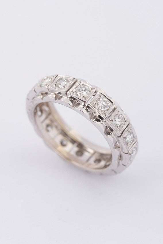 Wit gouden alliance ring met 16 briljanten. Totaal ca. 0.80 ct.