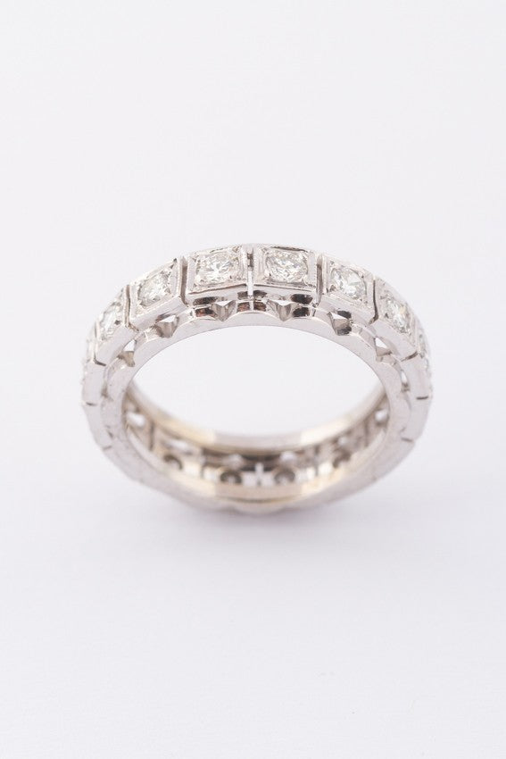 Wit gouden alliance ring met 16 briljanten. Totaal ca. 0.80 ct.