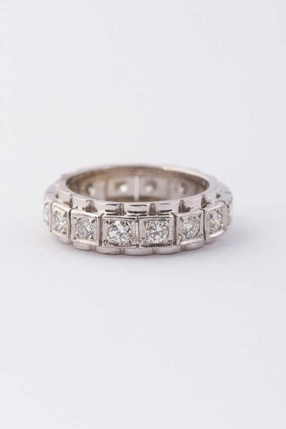 White gold alliance ring with 16 brilliant-cut diamonds. Total weight approx. 0.80 ct.