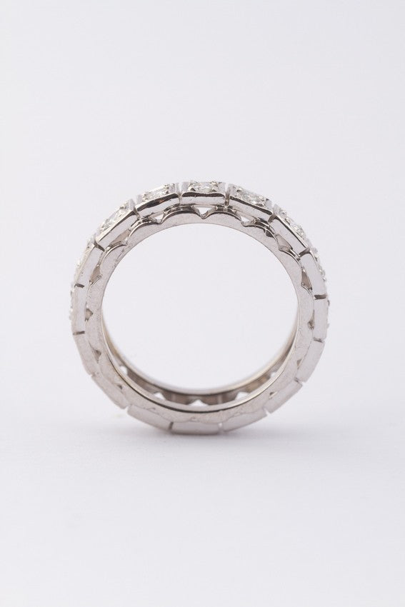 White gold alliance ring with 16 brilliant-cut diamonds. Total weight approx. 0.80 ct.