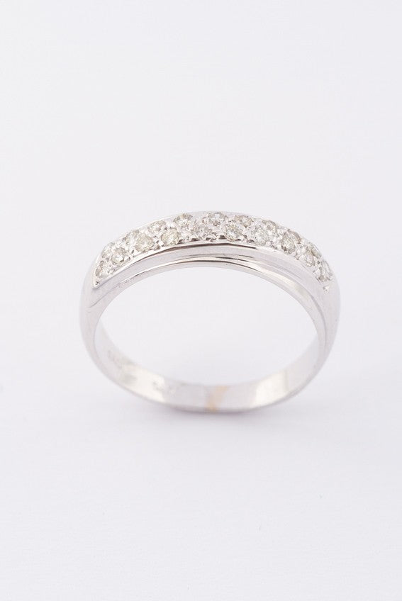 Wit gouden rij ring met 20 briljanten. Totaal ca. 0.20 ct.