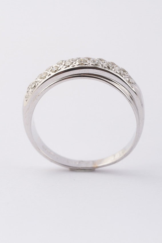 Wit gouden rij ring met 20 briljanten. Totaal ca. 0.20 ct.