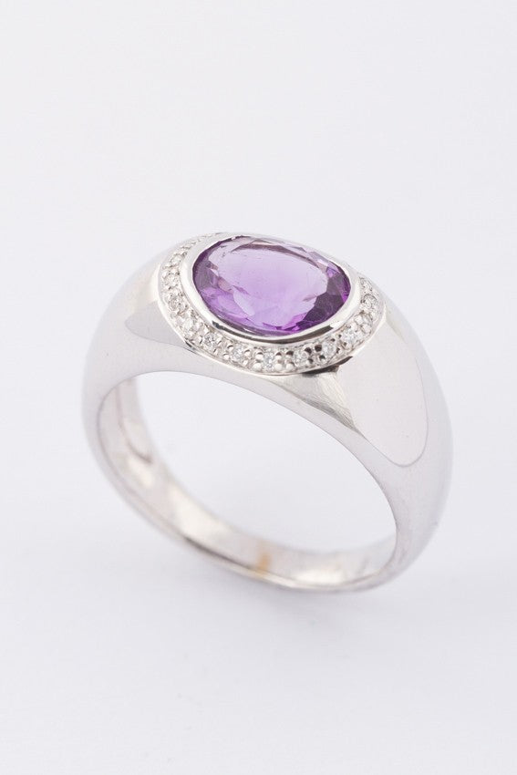 Wit gouden entourage ring met amethist en 20 briljanten