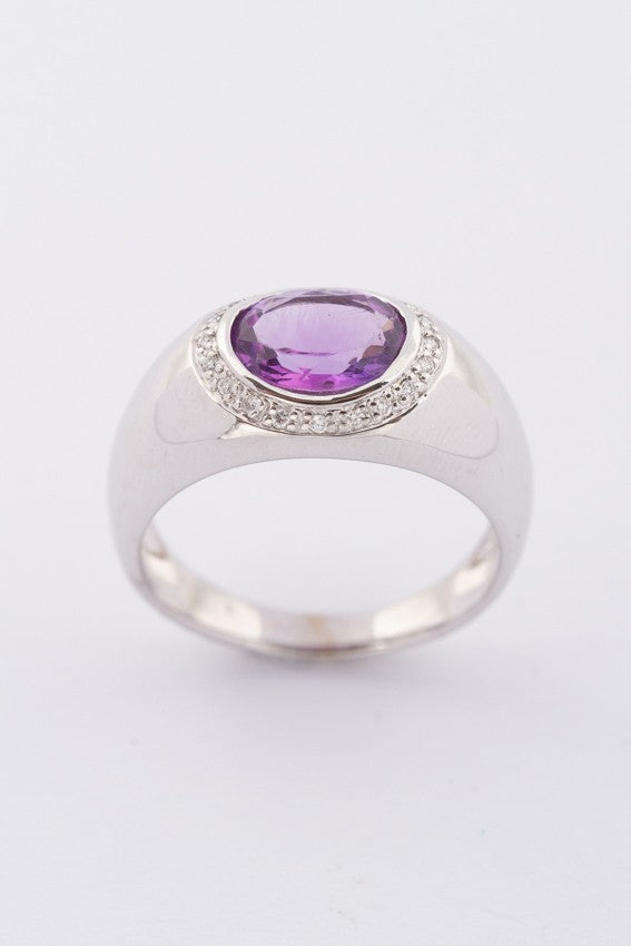 Wit gouden entourage ring met amethist en 20 briljanten