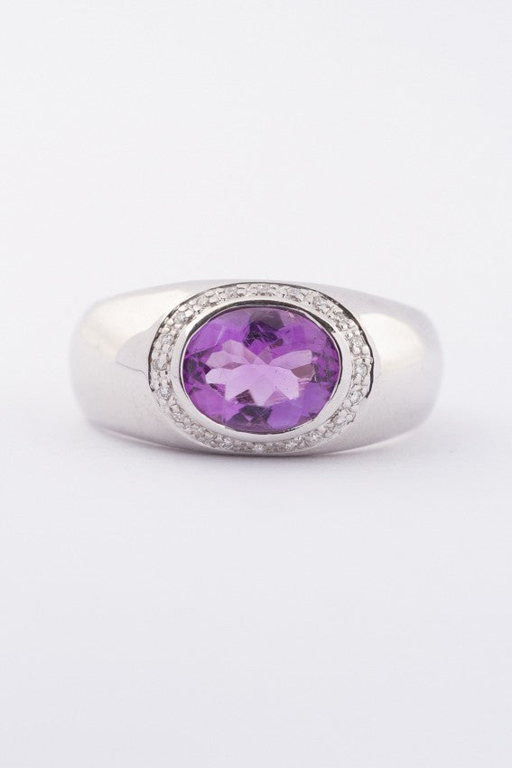 Wit gouden entourage ring met amethist en 20 briljanten