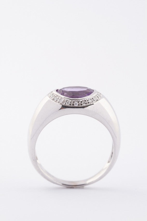 Wit gouden entourage ring met amethist en 20 briljanten