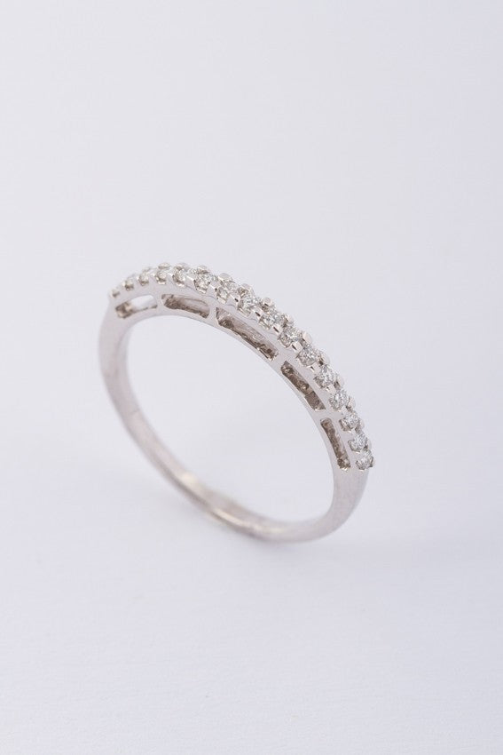 Wit gouden rijring met 16 briljanten