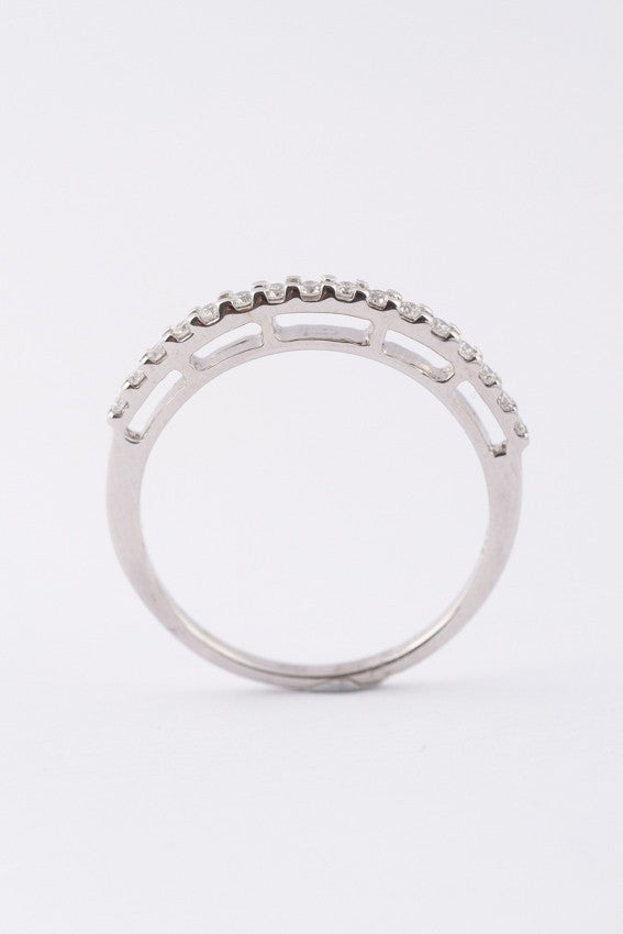 Wit gouden rijring met 16 briljanten