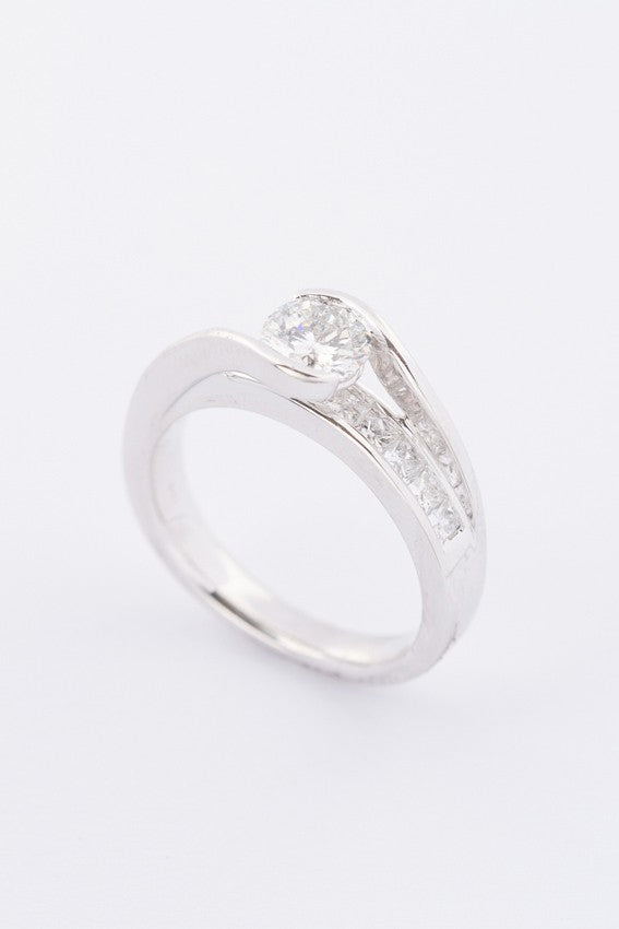 Wit gouden solitair/rijring met een grote briljant en 11 prinses geslepen briljant