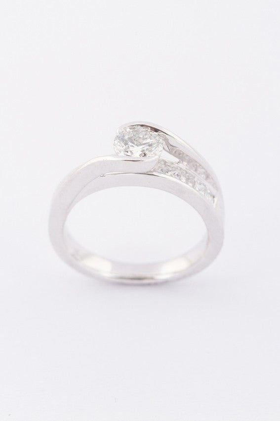 Wit gouden solitair/rijring met een grote briljant en 11 prinses geslepen briljant