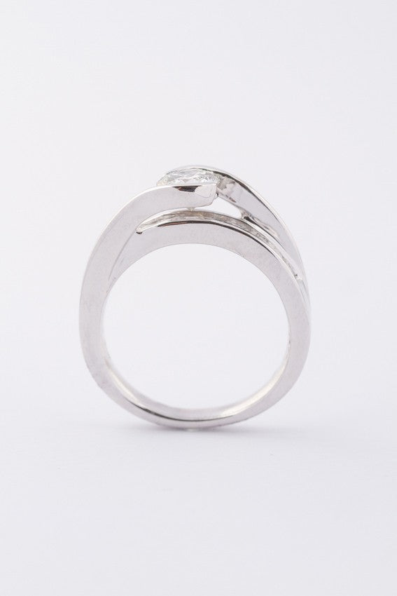 Wit gouden solitair/rijring met een grote briljant en 11 prinses geslepen briljant