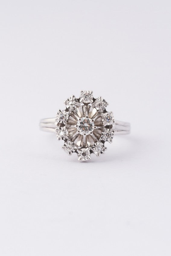 Wit gouden entourage ring met een briljant en diamanten