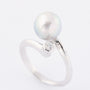 White gold ring with a gray cultured pearl and a brilliant