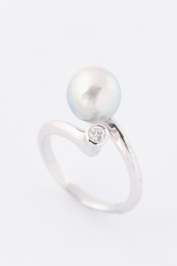 White gold ring with a gray cultured pearl and a brilliant