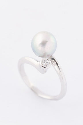 White gold ring with a gray cultured pearl and a brilliant