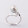 White gold ring with a gray cultured pearl and a brilliant
