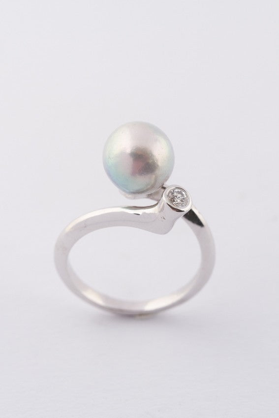 White gold ring with a gray cultured pearl and a brilliant