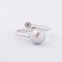 White gold ring with a gray cultured pearl and a brilliant