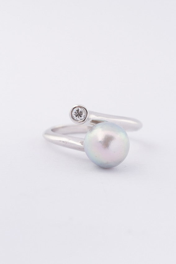 White gold ring with a gray cultured pearl and a brilliant