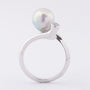 White gold ring with a gray cultured pearl and a brilliant