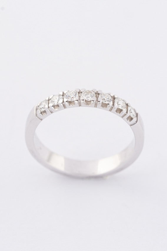 Wit gouden rij ring met 7 briljanten. 0.35 ct.