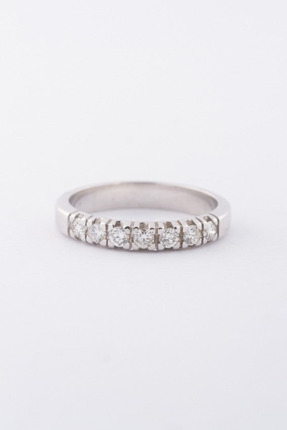 Wit gouden rij ring met 7 briljanten. 0.35 ct.