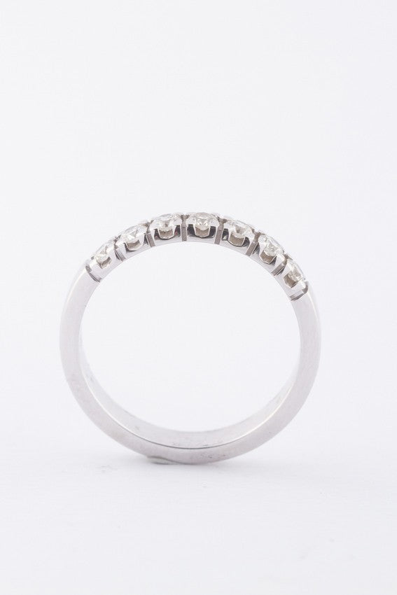 Wit gouden rij ring met 7 briljanten. 0.35 ct.