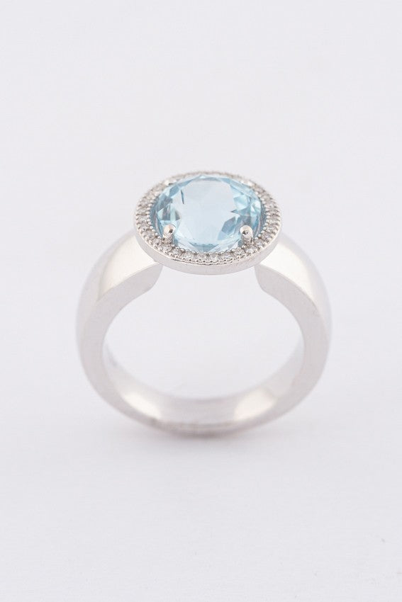 White gold ring with a blue topaz