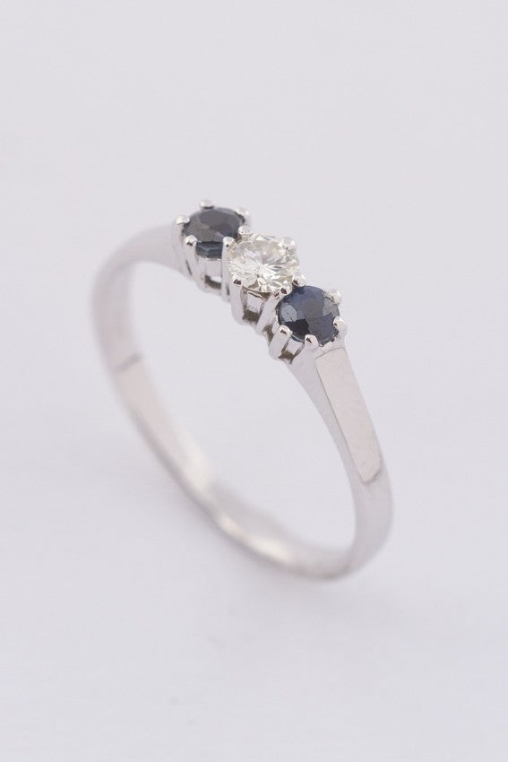 Wit gouden rij ring met een briljant en saffieren