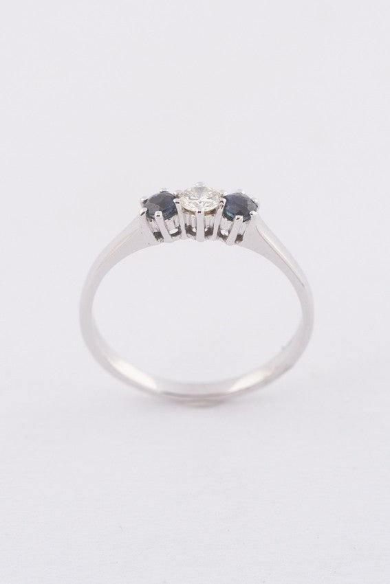 Wit gouden rij ring met een briljant en saffieren