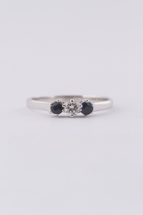 Wit gouden rij ring met een briljant en saffieren