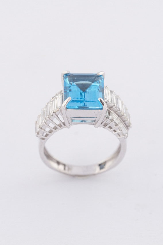 Wit gouden ring met een topaas en diamanten