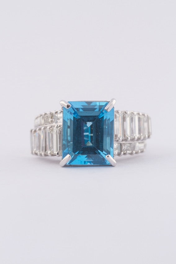 Wit gouden ring met een topaas en diamanten