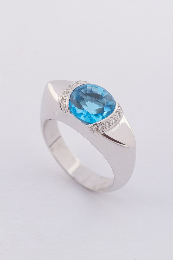 Wit gouden ring met een topaas en briljanten