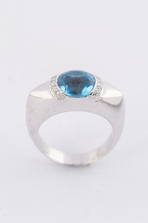 Wit gouden ring met een topaas en briljanten