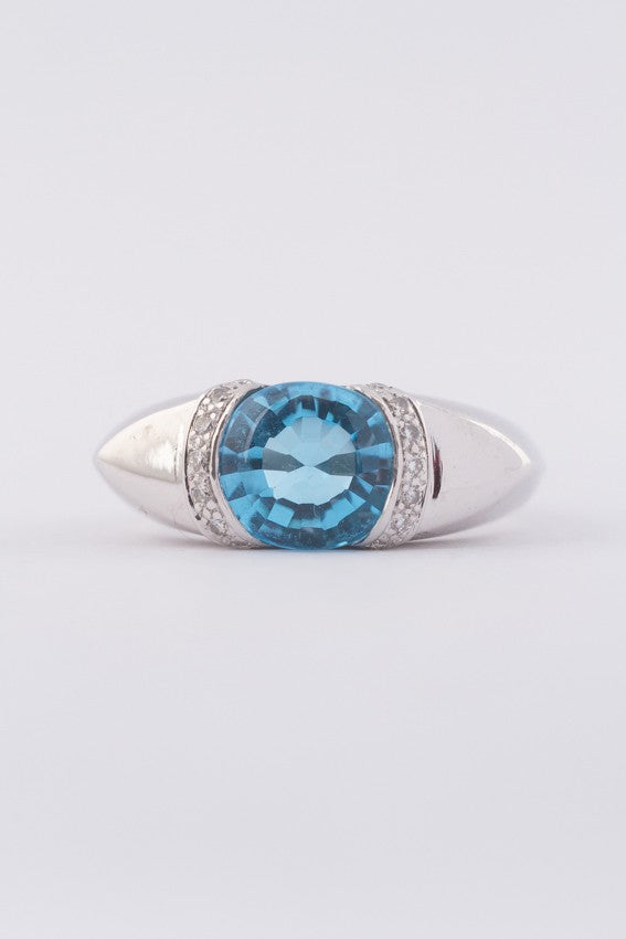 Wit gouden ring met een topaas en briljanten