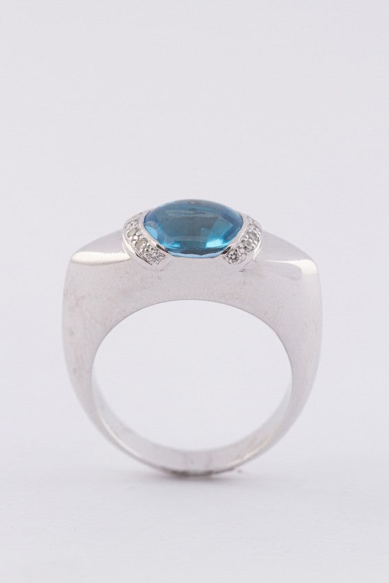 Wit gouden ring met een topaas en briljanten