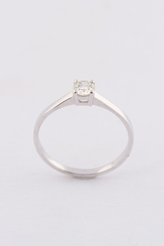 Wit gouden ring met een briljant