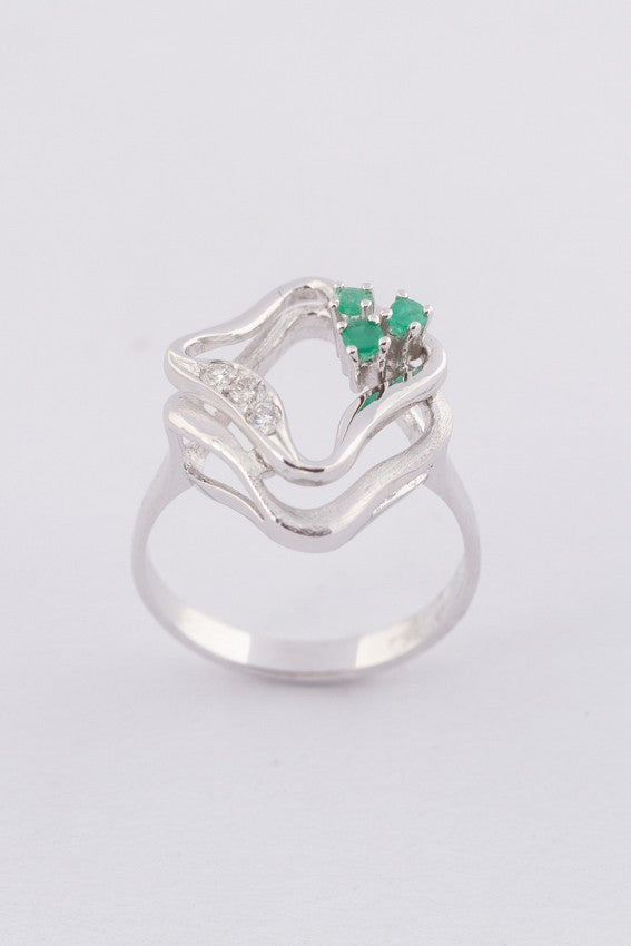 Wit gouden ring met smaragd en briljanten